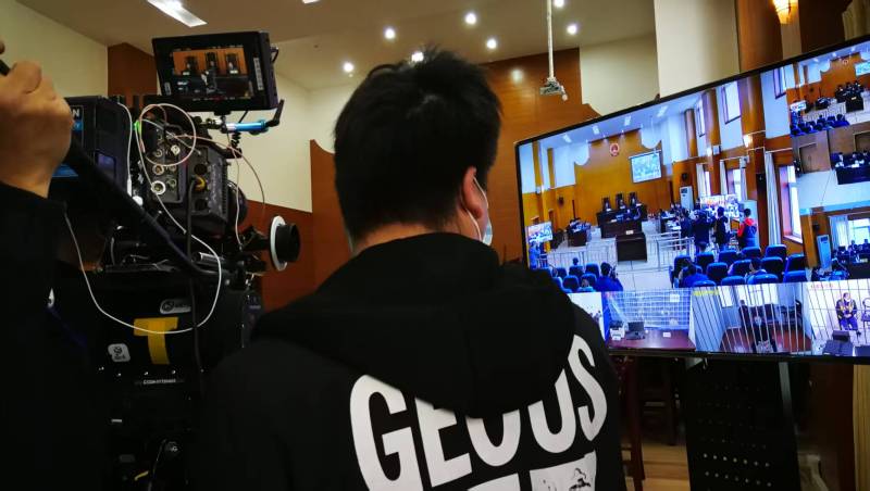 AI生成VS人工创意——新青区广告片拍摄公司的技术浪漫主义实践